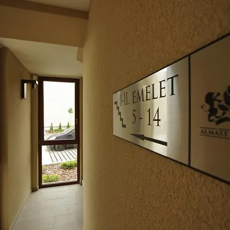 Almasy Apartmanhaz גיולה מראה חיצוני תמונה